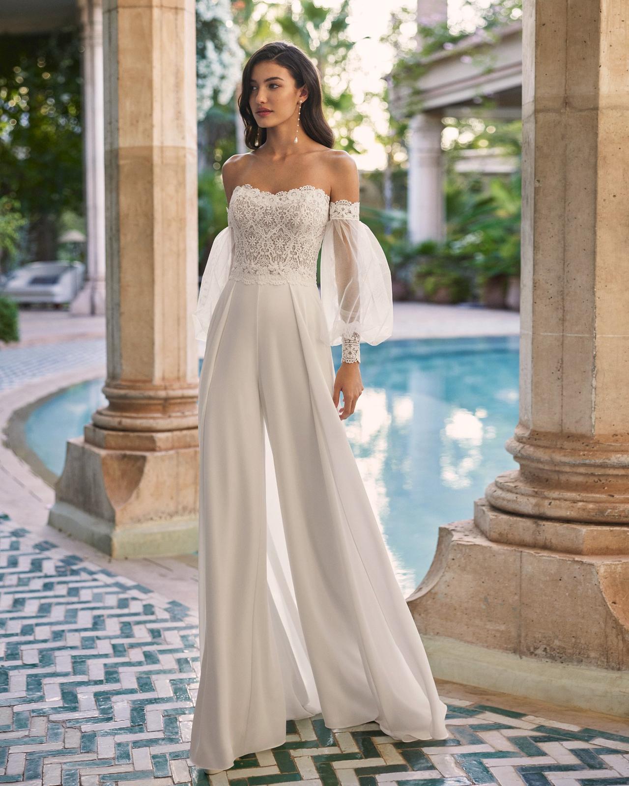 Vestido boda civil con escote bandeau y mangas abullonadas