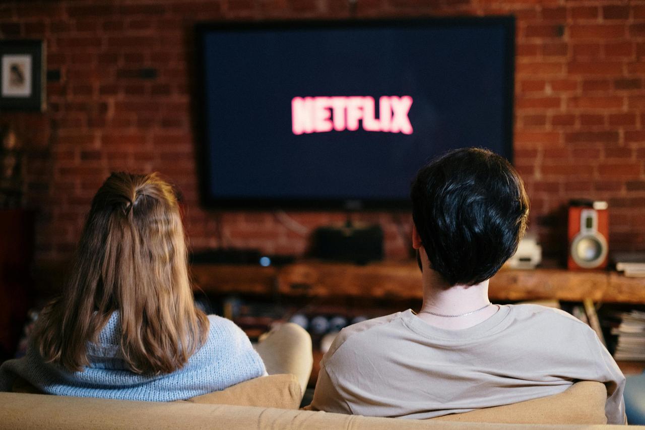 pareja viendo netflix salon