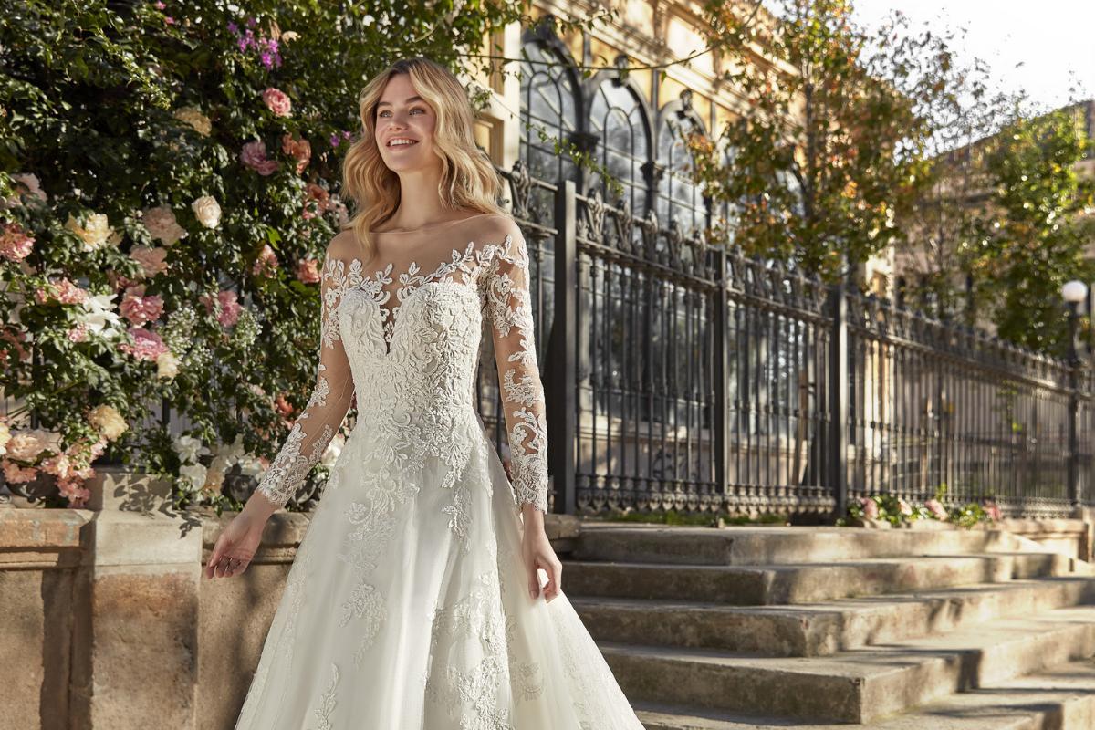 Vestido de tul con escote profundo con aplicaciones florales y