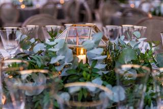 Centros de mesa geométricos con velas para el día de la boda