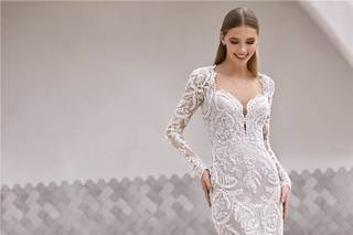 Vestido novia larga sencillo con una preciosa cola