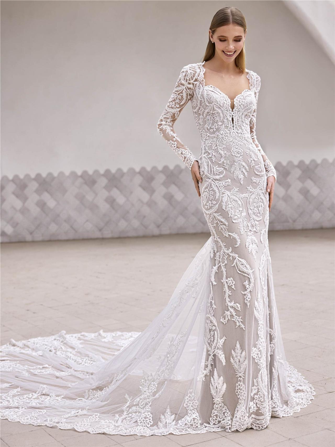 Vestido novia larga sencillo con una preciosa cola