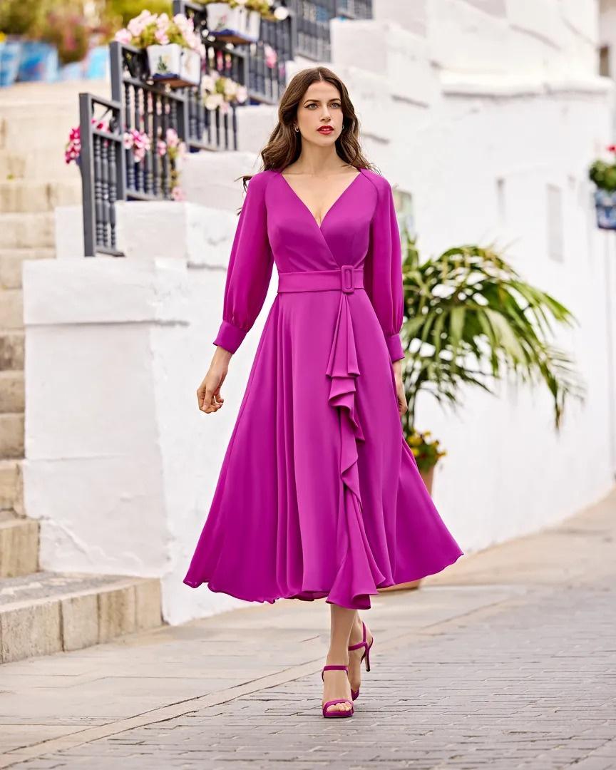 Traje de cóctel con escote en V y volante en la falda