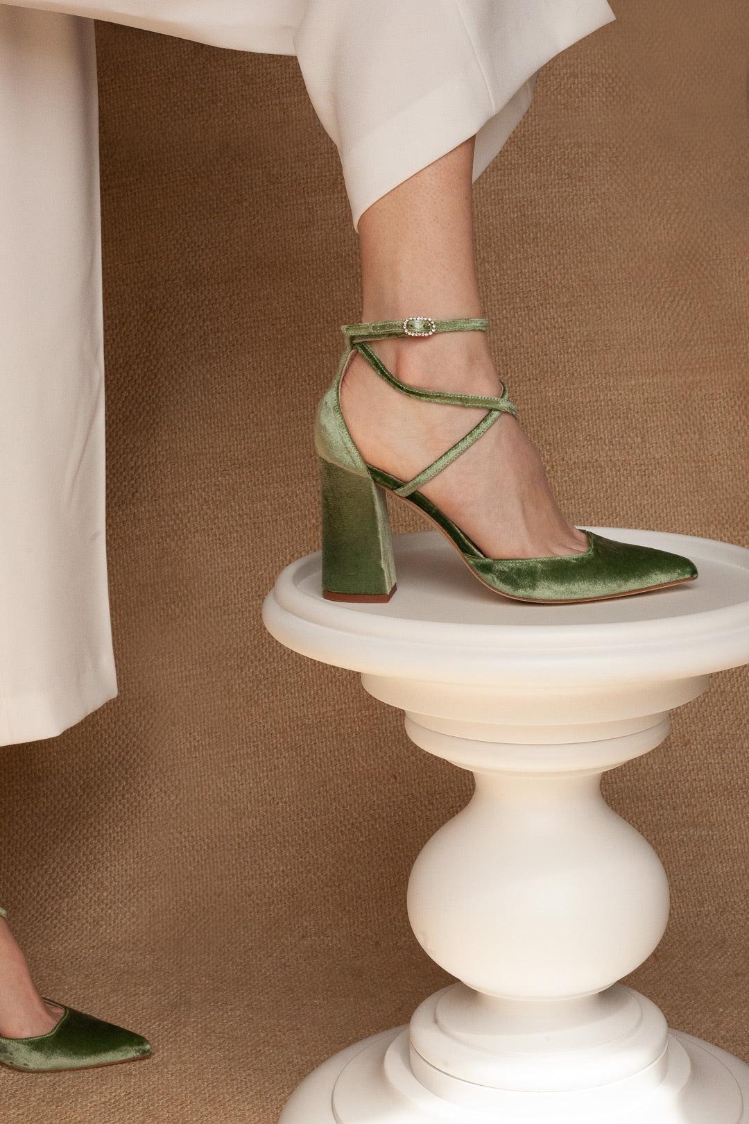 Novias con zapatos de color: modelo con tiras cruzadas en el empeine, en verde