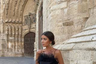 vestidos negros de boda con abertura lateral y plumas