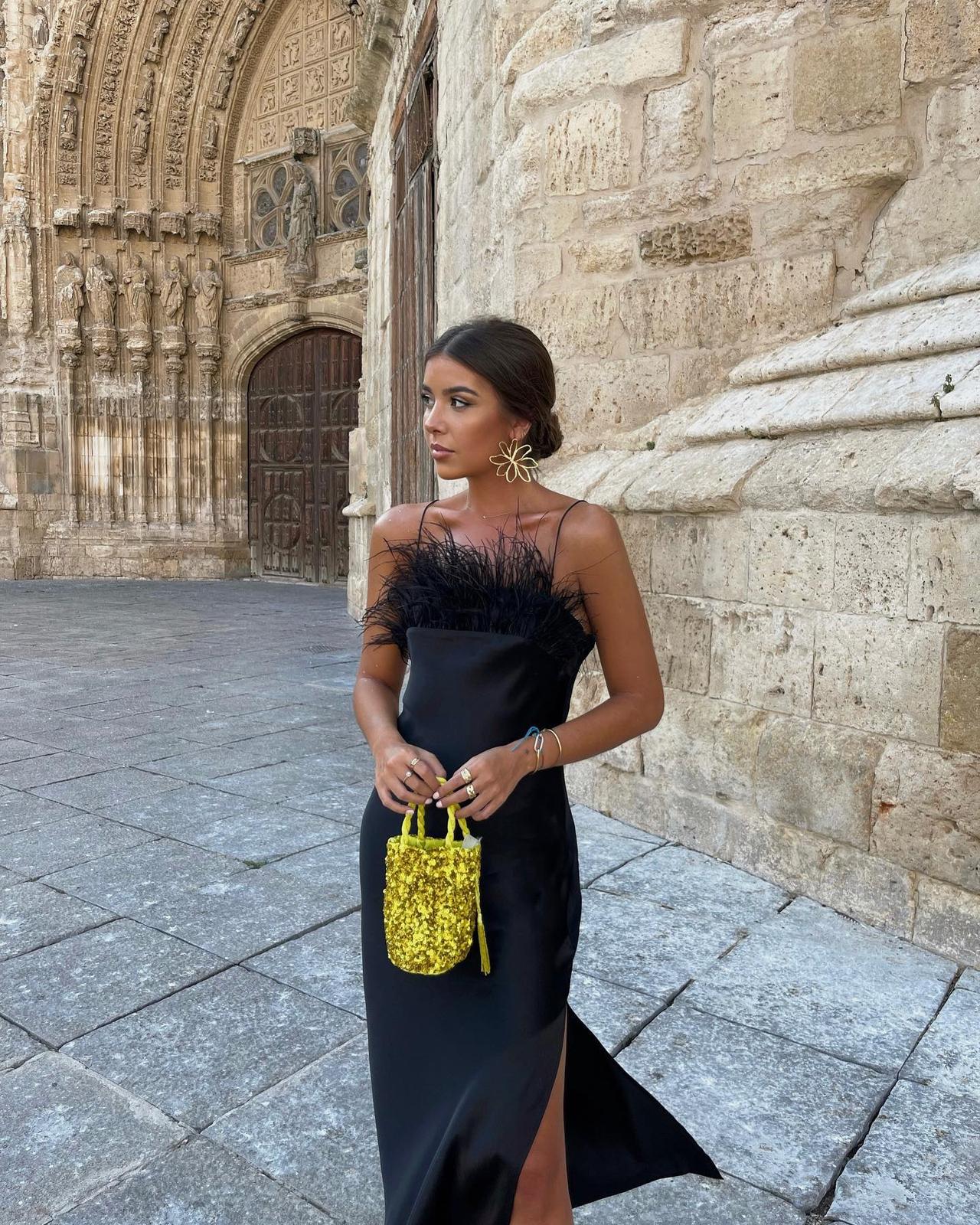 vestidos negros de boda con abertura lateral y plumas
