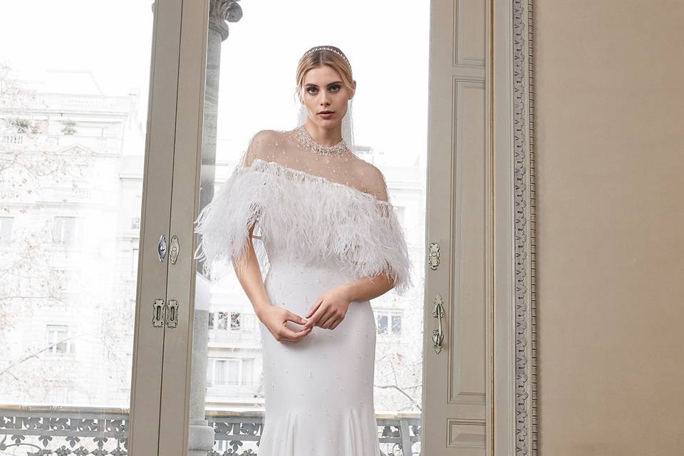 Looks de novia con plumas: vestidos y complementos