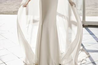 Vestido boda civil cut out con capa y escote en V