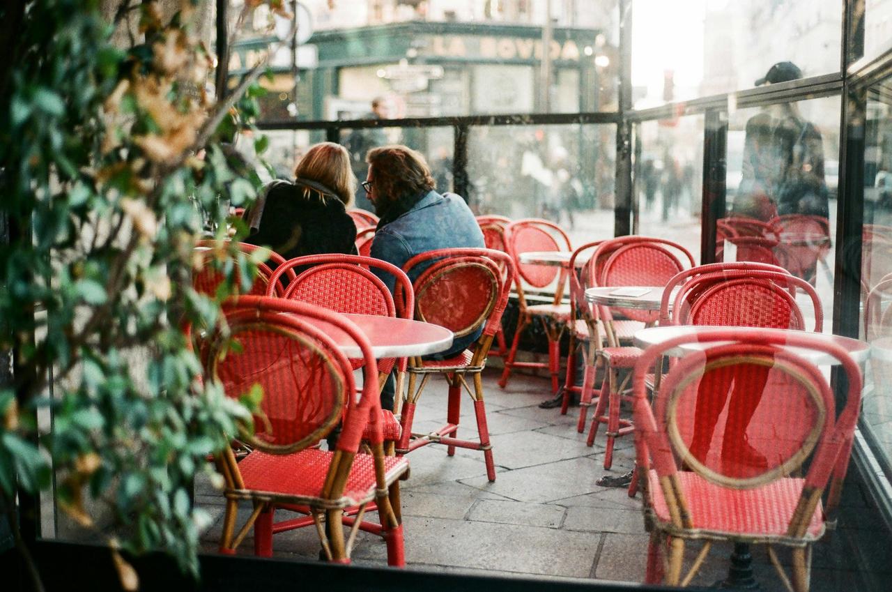 pareja en una cafeteria en el exterior