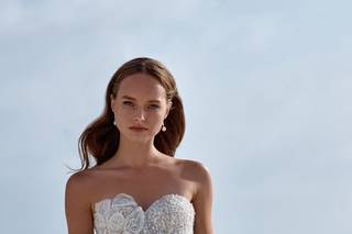 Vestido de novia corto con flores en 3D y escote en corazón