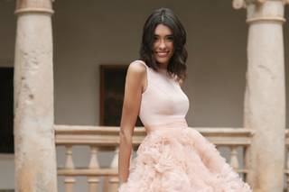 Vestidos de fiesta cortos en rosa palo con falda de gasa