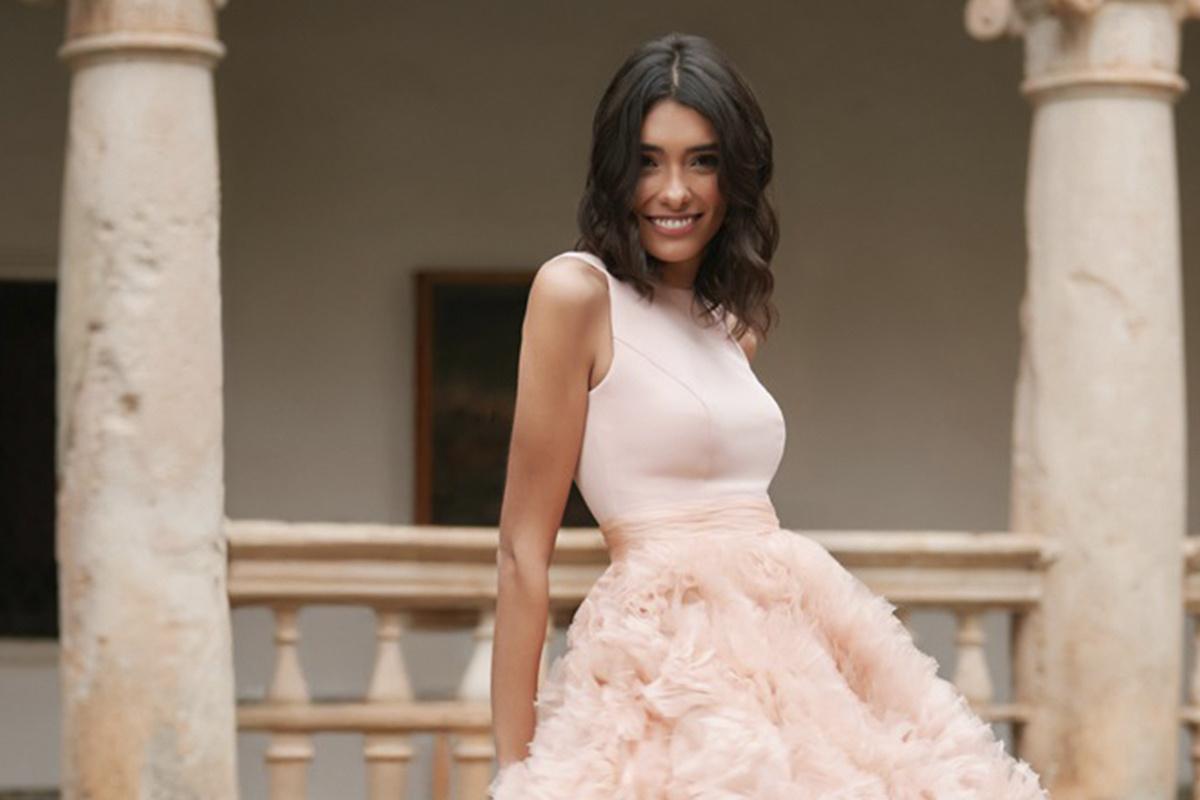 Vestidos de fiesta cortos en rosa palo con falda de gasa