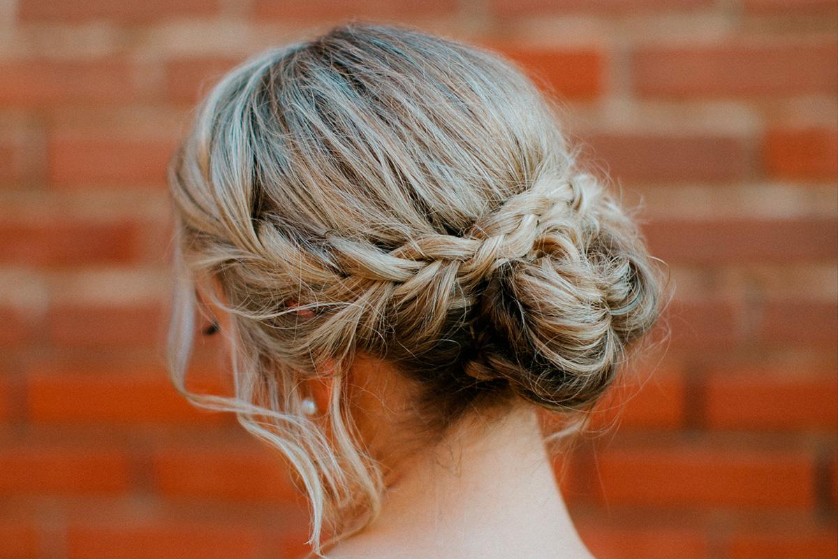 moño bajo con trenza idea peinado recogido novia 2026