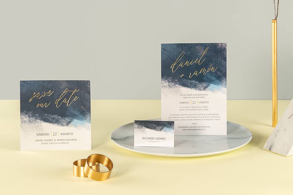 Cuándo se deben enviar las invitaciones de boda: papelería nupcial con motivos en azul oscuro y dorado