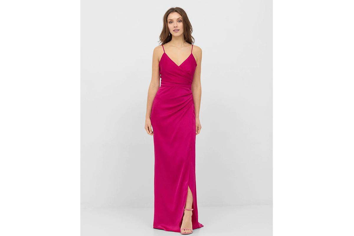 Chica con vestido de invitada de boda en color fucsia