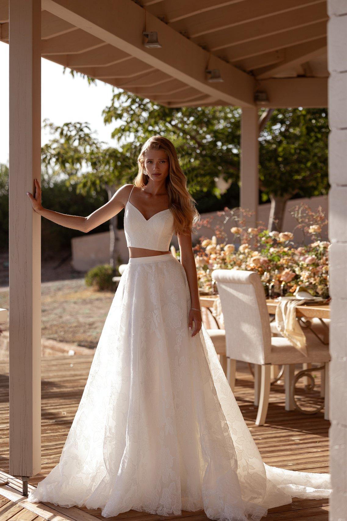 Vestido boda civil de dos piezas de top de escote corazón y falda vaporosa