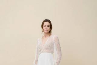 vestidos de novia para mujeres maduras: con contraste de texturas y abertura en la falda