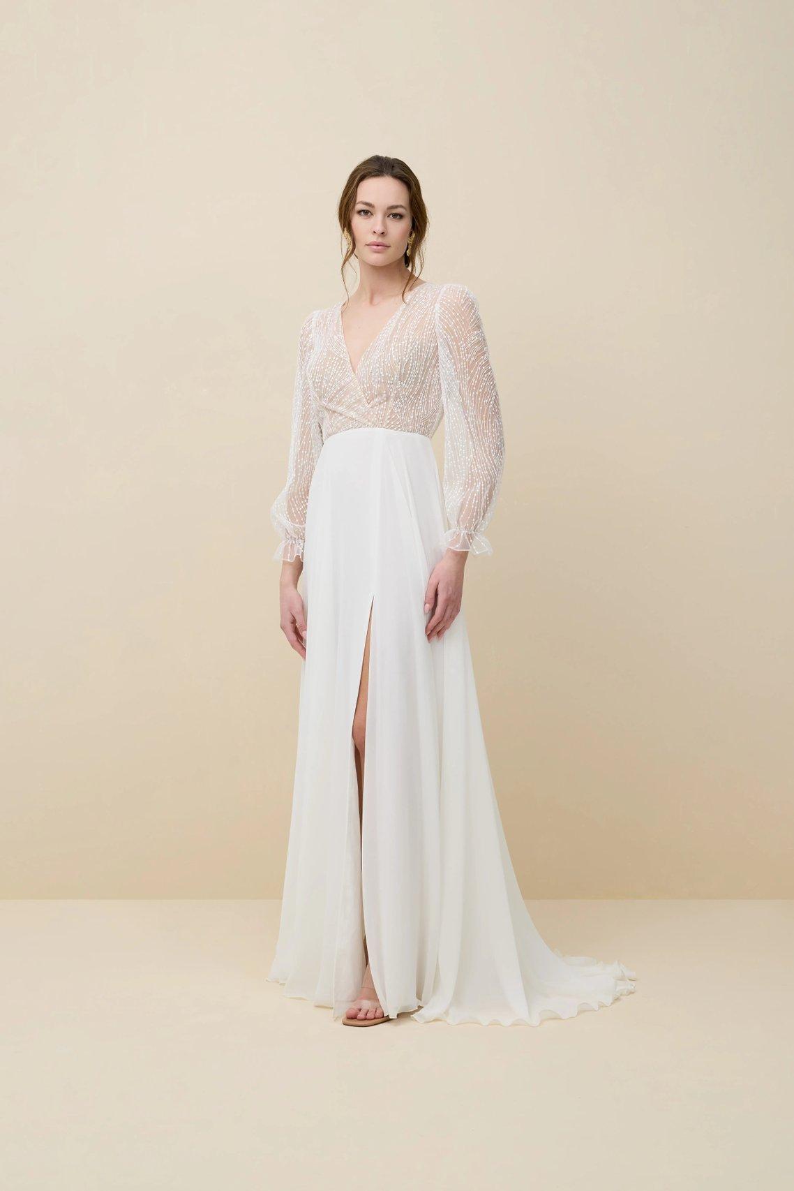 vestidos de novia para mujeres maduras: con contraste de texturas y abertura en la falda