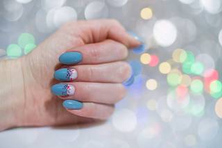 Color de uñas para Navidad 2024: azul grisáceo con motivos decorativos