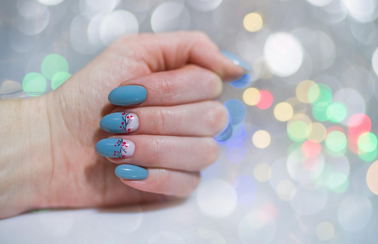 Color de uñas para Navidad 2024: azul grisáceo con motivos decorativos