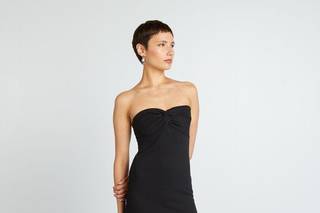 Vestido negro para boda liso con escote corazón