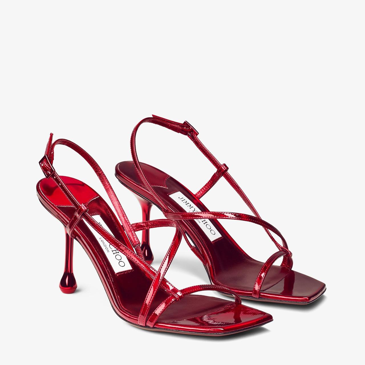 Zapatos de color para novia: sandalias rojas, de original tacón