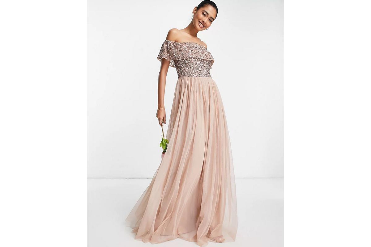 Chica con vestido bicolor para invitadas de boda con lentejuelas