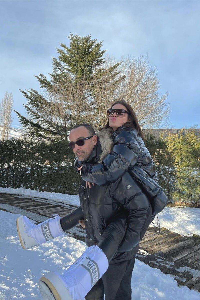 Fotos de parejas famosas: Laura Escanes y Risto Mejide haciendo el payaso en la nieve