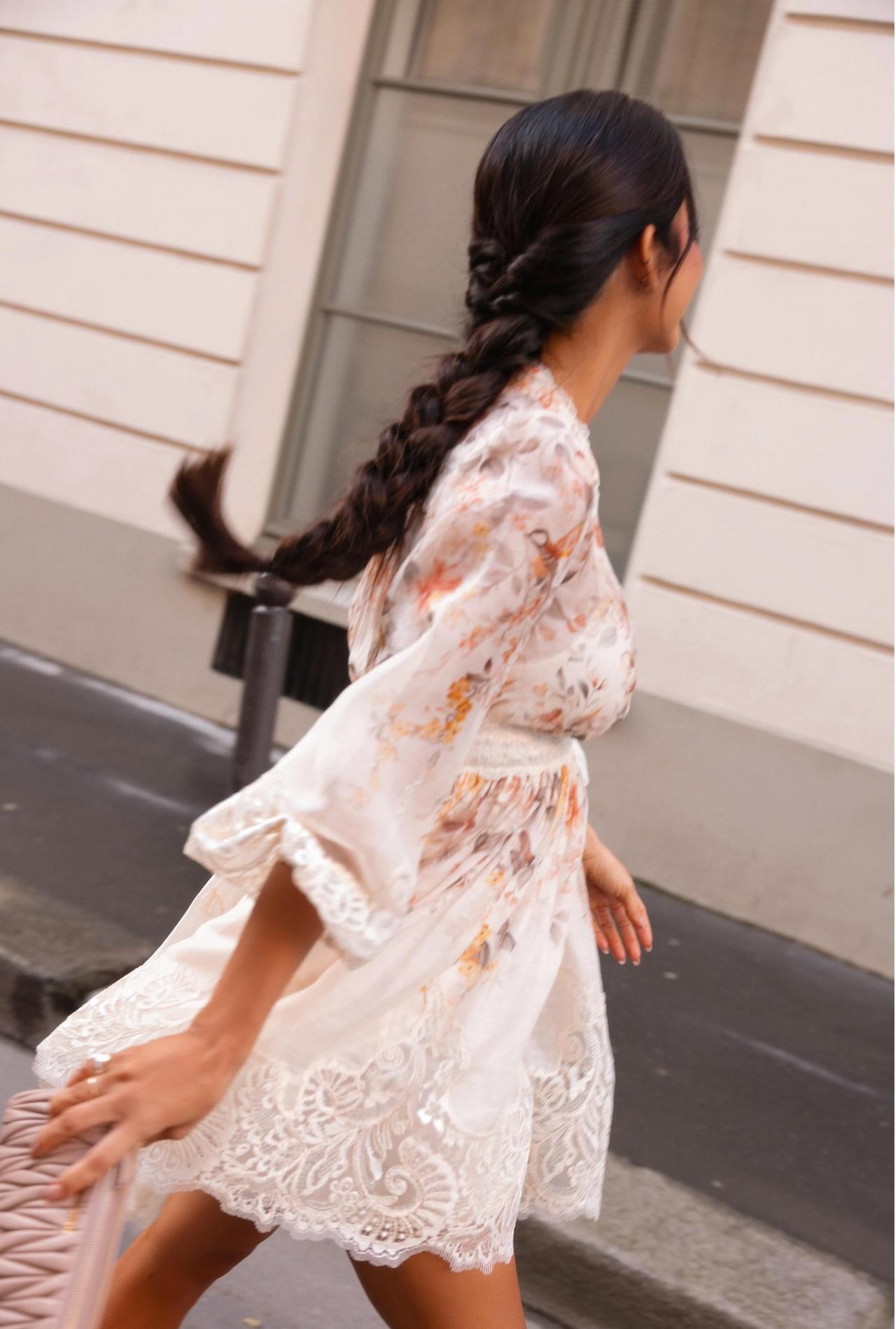 mujer con trenza espiga deshecha