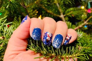 Uñas navideñas 2024 elegantes en azul y plata con algunas uñas con muñecos de nieve pintados