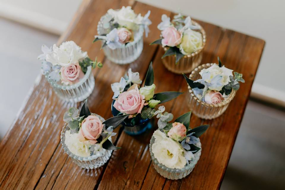 Flores para boda: tarritos de cristal con rosas y otras flores en su interior
