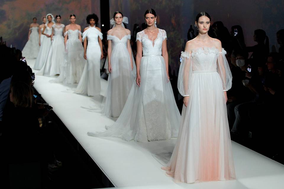 Tendencias en vestidos de novia 2023: looks nupciales variados con escotes y largos distintos