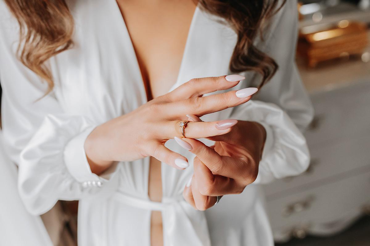 Manicura novia: novia con manicura multicolor