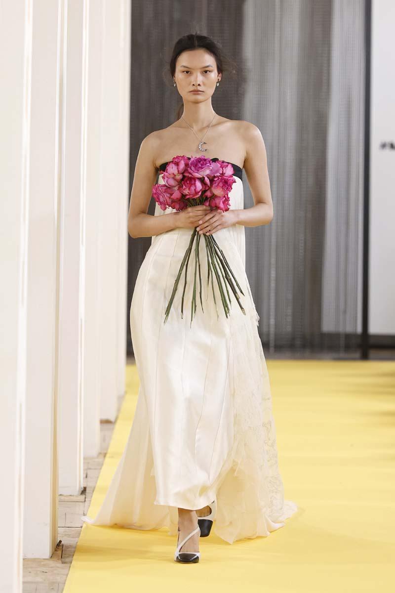 Vestido boda civil con cola de encaje