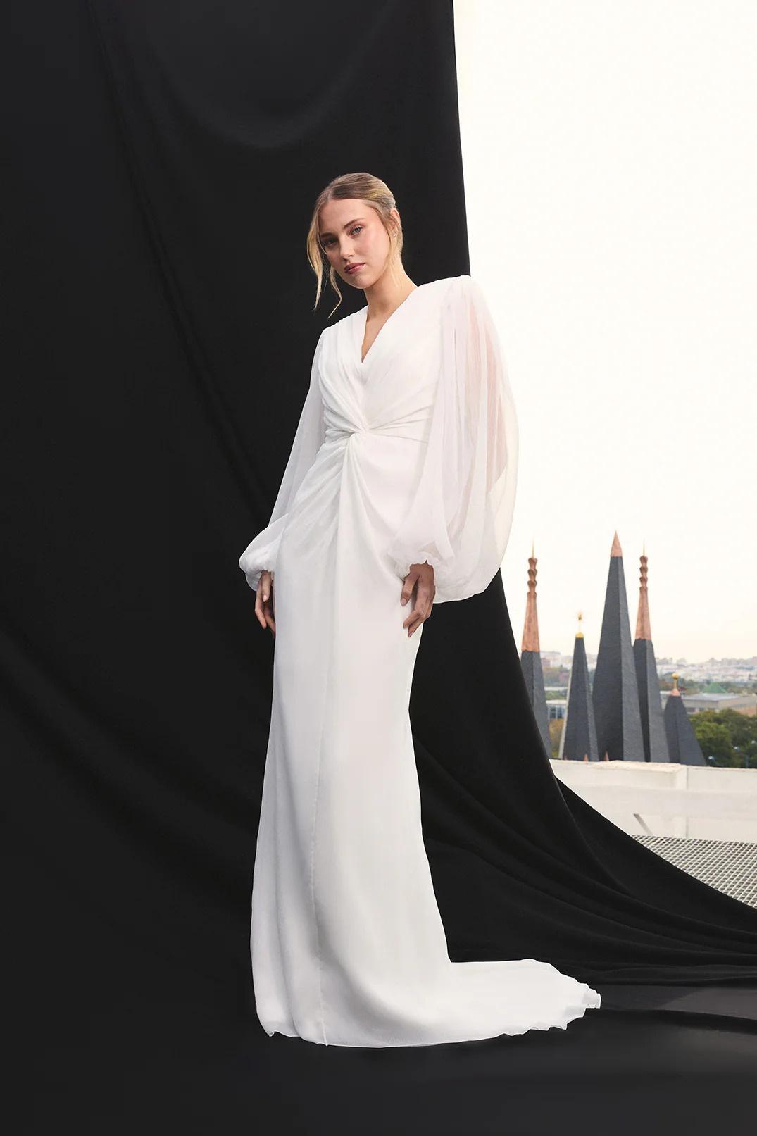 vestidos de novia para mujeres maduras: con manga larga, abollunada y escote cruzado
