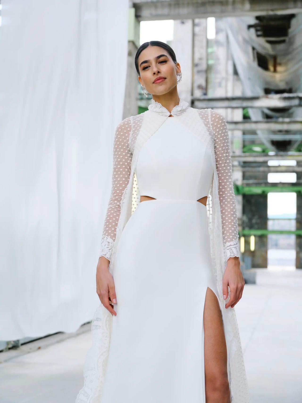 Vestido novia manga larga sencillo con cut-out en la cintura