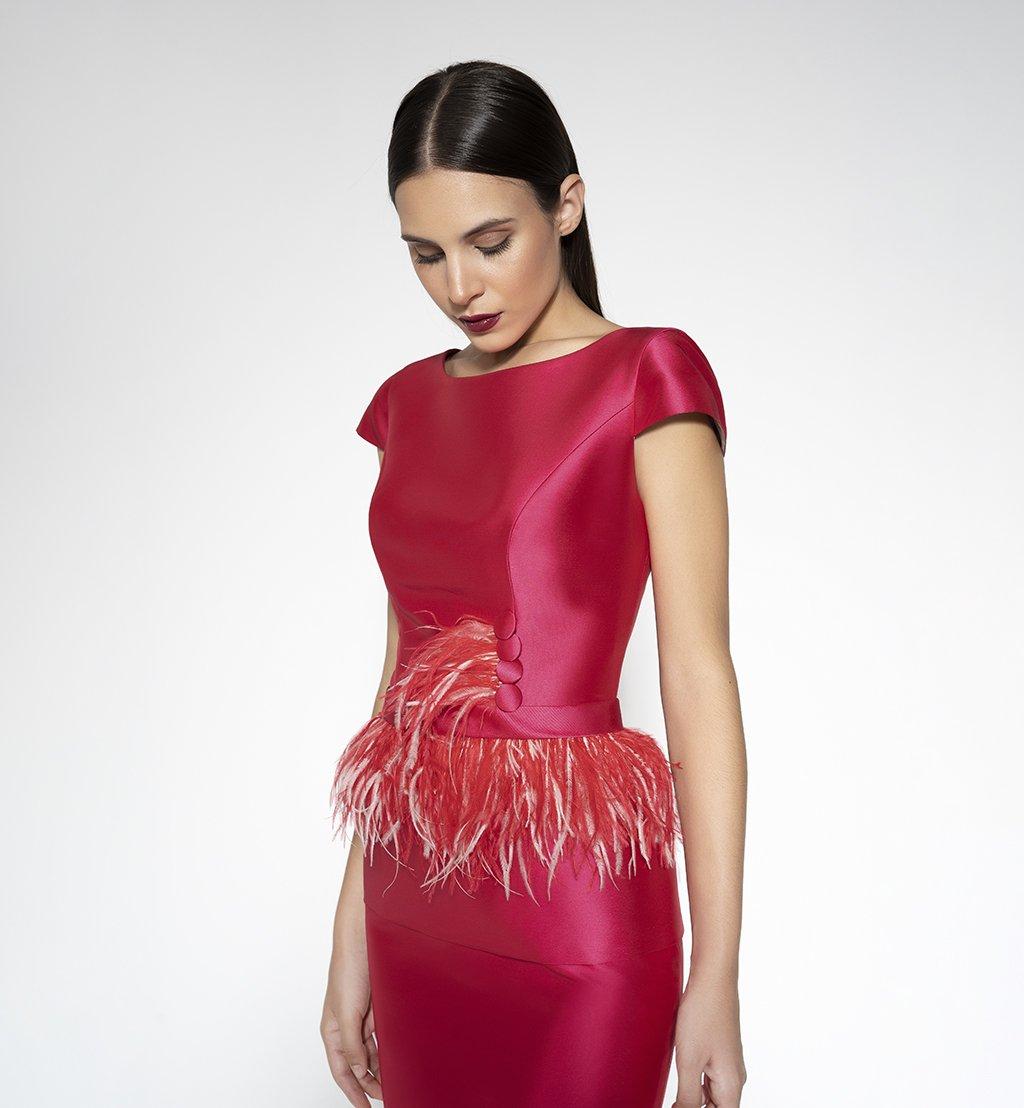 Madrina elegant sencilla: vestido de fiesta rojo con plumas en la cintura