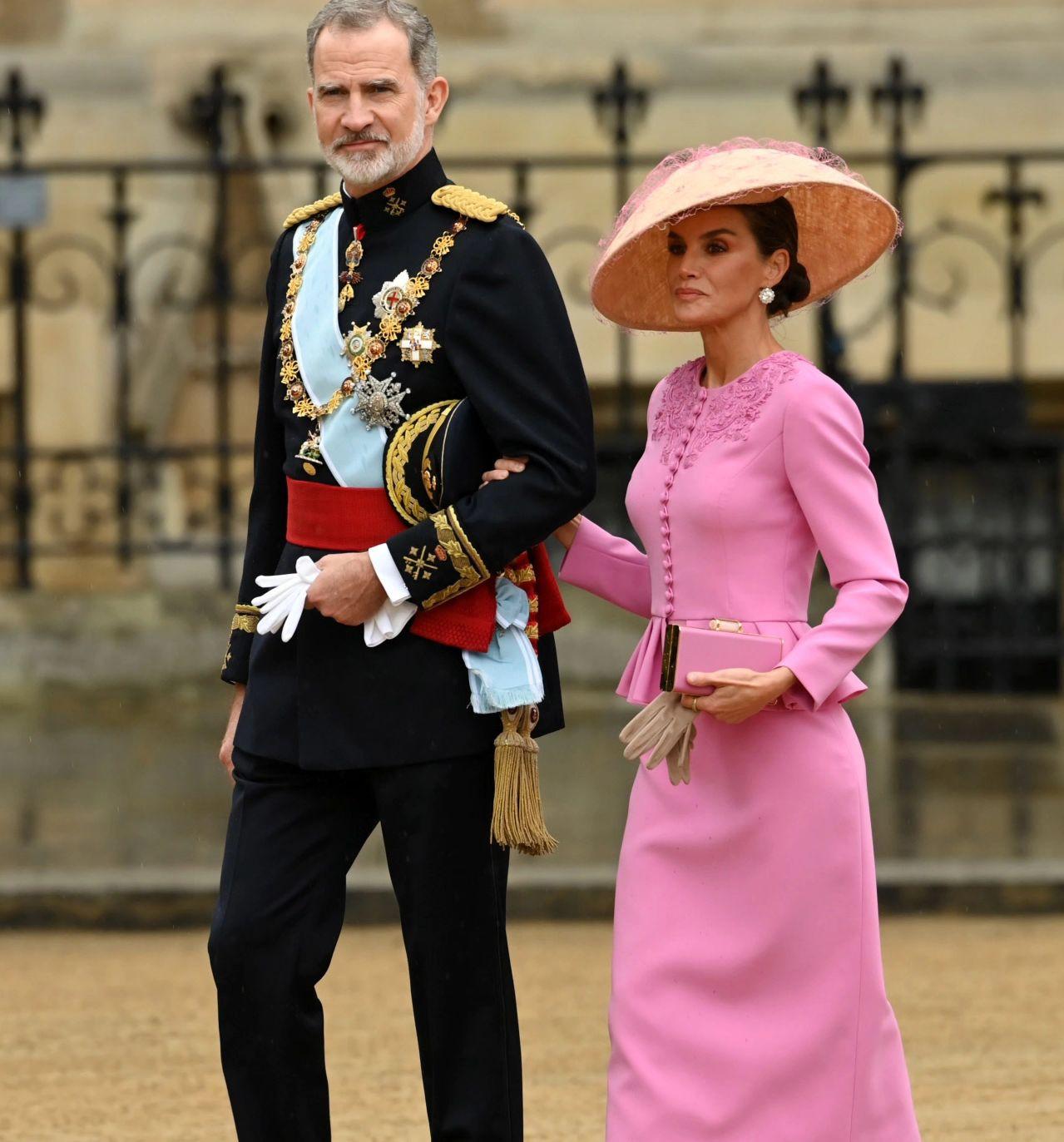 La Reina Leticia con vestido elegante barbiecore