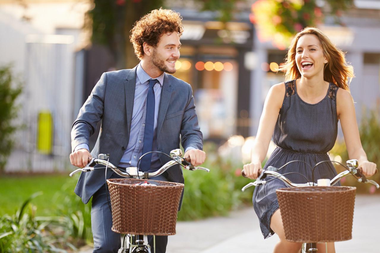 Pareja yendo a trabajar en bicicleta antes de la boda