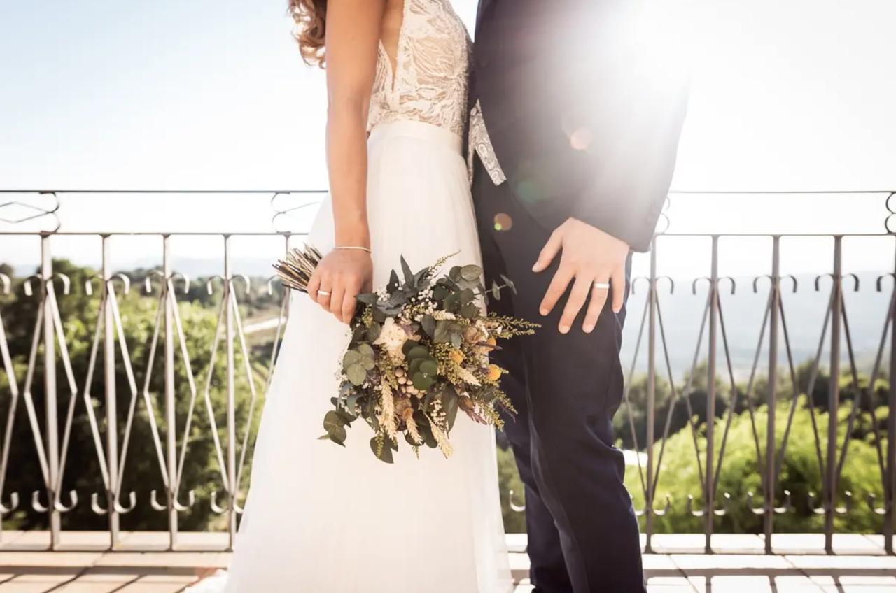 Régimen económico matrimonial: pareja de recién casados muy juntos