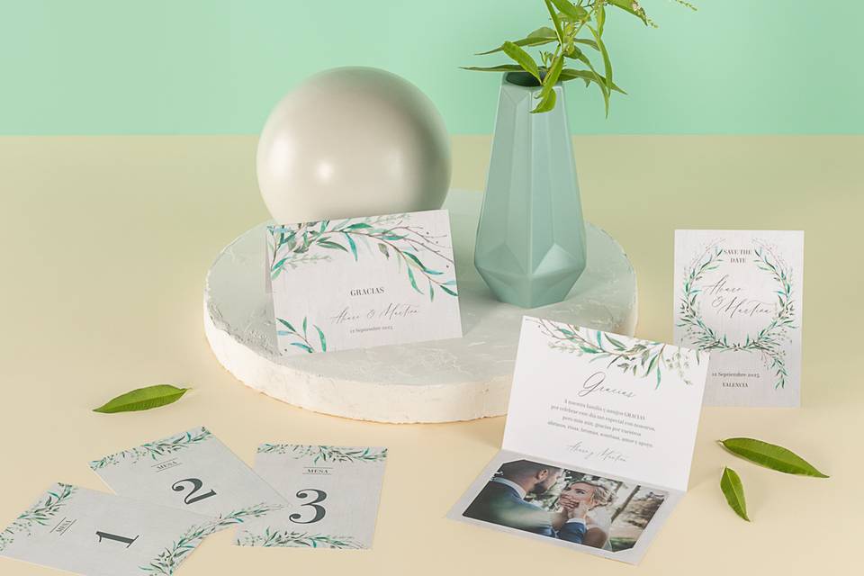 Varios elementos de la papelería de boda: meseros, tarjeta de agradecimiento y save the date
