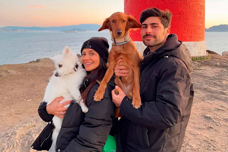 Hugo Pérez y Lara Tronti posan con sus perros ante la costa 