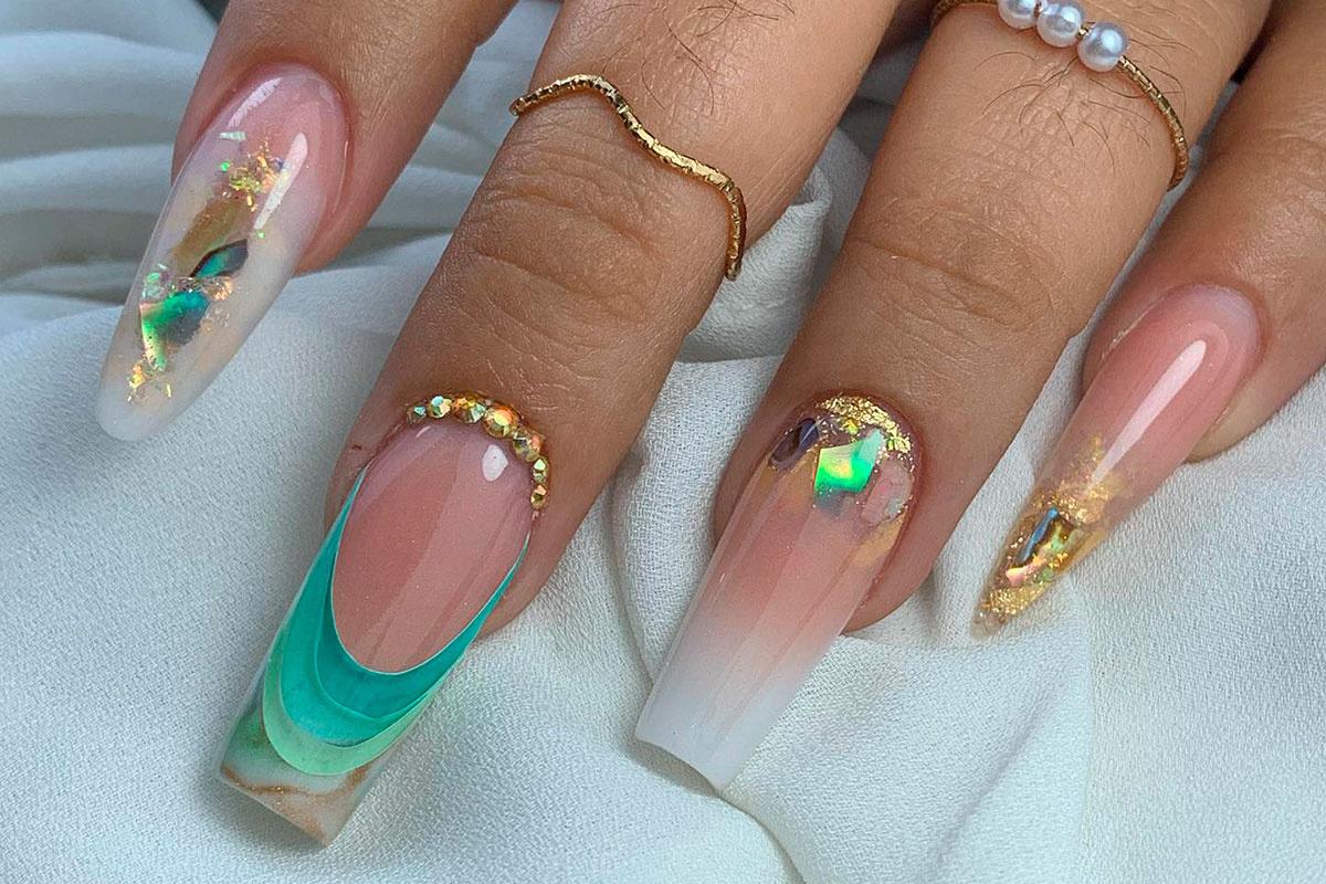 uñas encapsuladas con glitter dorado y color turquesa de diferentes formas