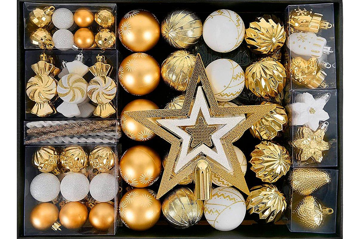 Caja con muchas bolas y otros adornos para el árbol de Navidad y todos en blanco y dorado