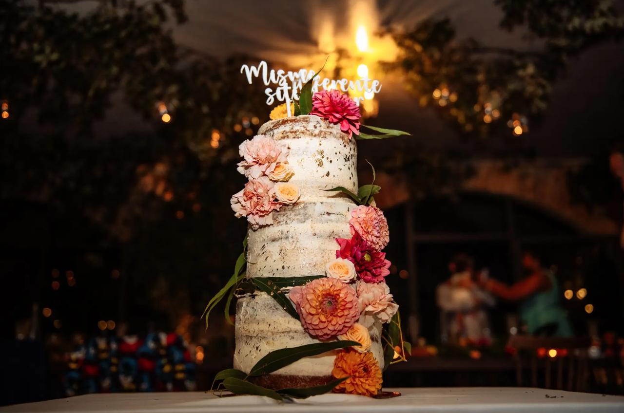 Tarta de boda seminaked cake adornada con distintas variedades de flores