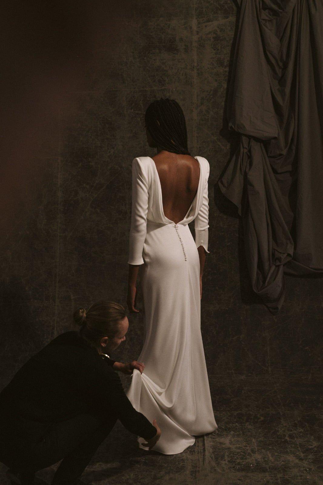 vestido de novia minimalista con espalda descubierta