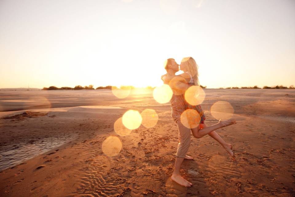 Cosa que hacen novio: pareja abrazada durante una puesta o salida del sol