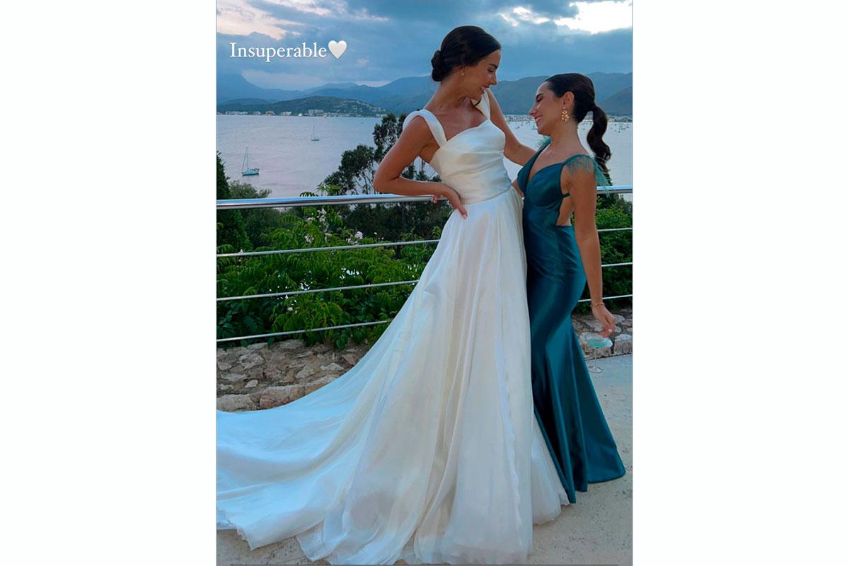 Paddy Naorbe vestida de novia con una amiga invitada a su boda