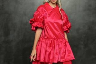 Vestido cóctel fucsia con vuelo y cuello camisero