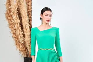 Madrina elegant sencilla: vestido de fiesta verde claro con cinturón y tablas